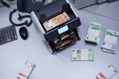 Elektronik para sayma makinesine güvenildikten sonra masaya yerleştirilen paralar sıralandı