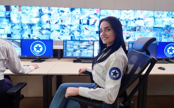 Veri Kontrol Odası Ofislerinde Çalışan Kadın Güvenlik Operatörünün Portresi Teknik — Stok fotoğraf