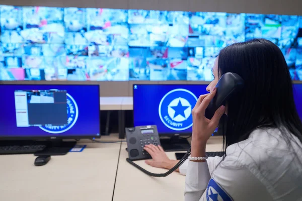 Operatore Sicurezza Femminile Che Parla Telefono Mentre Lavora Postazione Lavoro — Foto Stock