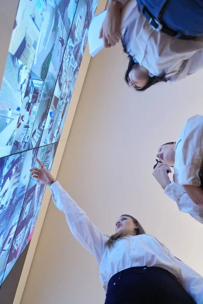 Grupo Mujeres Operadoras Seguridad Trabajando Una Sala Control Del Sistema — Foto de Stock