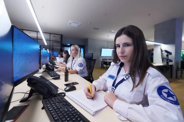 Grupo Mujeres Operadoras Seguridad Trabajando Una Sala Control Del Sistema — Foto de Stock