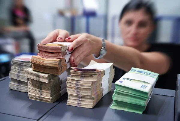 Empleados Del Banco Que Utilizan Máquinas Conteo Dinero Mientras Clasifican — Foto de Stock