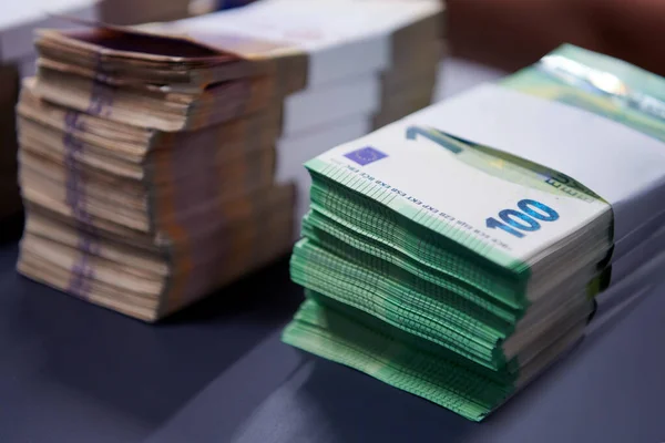 Billetes Clasificados Colocados Mesa Después Que Cuente Con Máquina Contadora — Foto de Stock