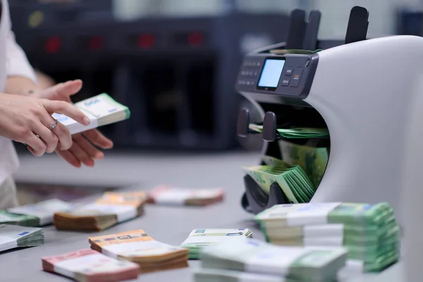 Співробітники Банку Використовують Машину Підрахунку Грошей Сортуванні Підрахунку Банкнот Паперу Ліцензійні Стокові Фото