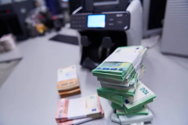 Billetes Clasificados Colocados Mesa Después Que Cuente Con Máquina Contadora — Foto de Stock
