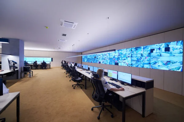 Grupo Operadores Data Center Segurança Trabalhando Uma Sala Monitoramento Cctv — Fotografia de Stock