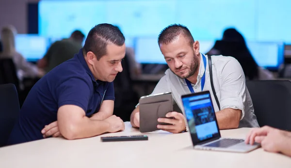 Een Groep Bewakers Zit Heeft Briefing Systeemcontrolekamer Werken Een Beveiligd — Stockfoto