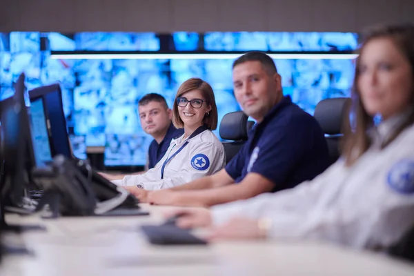 Groupe Opérateurs Centre Données Sécurité Travaillant Dans Une Salle Surveillance — Photo
