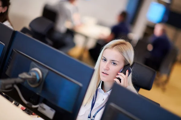 Operatore Sicurezza Femminile Che Parla Telefono Mentre Lavora Postazione Lavoro — Foto Stock