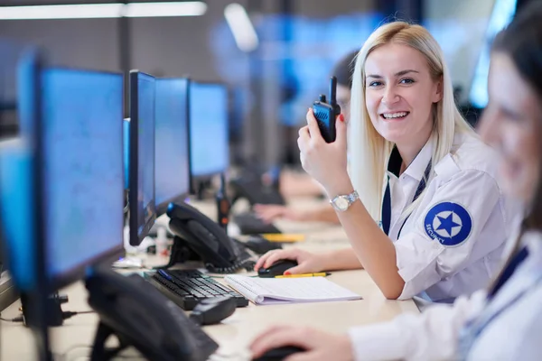 Operadora Seguridad Femenina Que Trabaja Una Sala Control Del Sistema — Foto de Stock