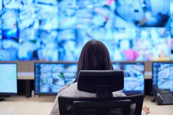 Operatore Sicurezza Femminile Che Lavora Ufficio Della Sala Controllo Del — Foto Stock