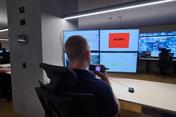 Mannelijke Security Operator Werkt Een Data System Control Room Kantoren — Stockfoto
