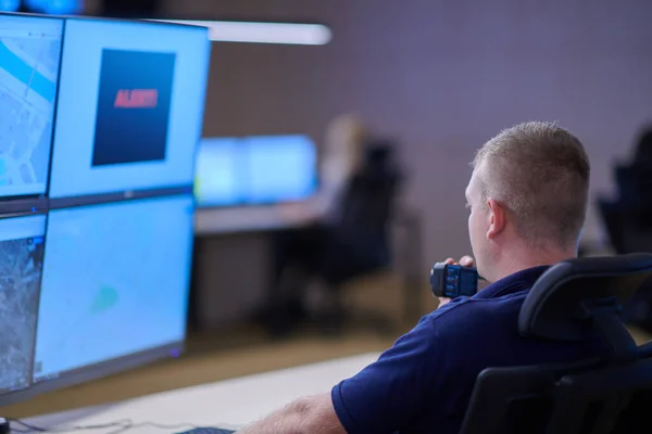 Operador Seguridad Masculino Que Trabaja Una Sala Control Sistema Datos — Foto de Stock