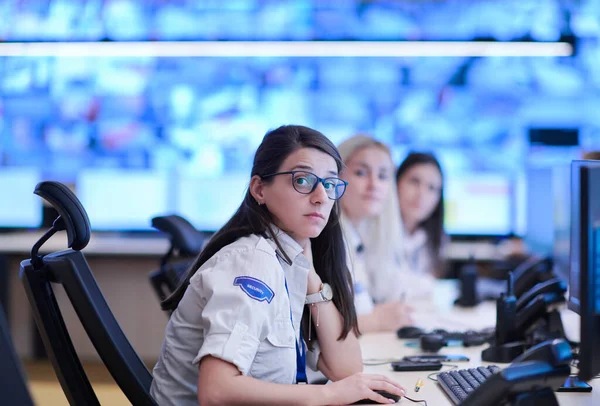 Operatore Sicurezza Femminile Che Lavora Ufficio Della Sala Controllo Del — Foto Stock