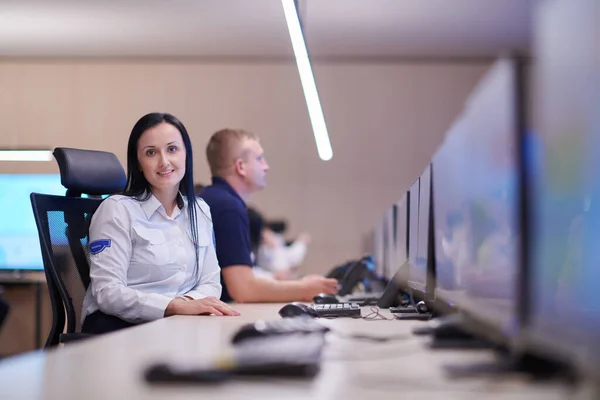 Kobieta Operator Bezpieczeństwa Pracująca Biurach Centrali Systemu Danych Operator Techniczny — Zdjęcie stockowe