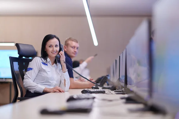 Operadora Segurança Feminina Conversando Telefone Enquanto Trabalhava Estação Trabalho Com — Fotografia de Stock