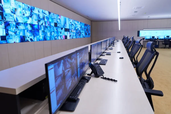 大型现代化安全系统控制室内空旷 多台工作站 监控室内有安全数据中心空置的办公室 办公桌和主闭路电视安全数据中心的椅子 — 图库照片