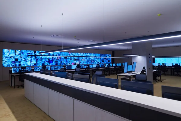 大規模な近代的なセキュリティシステム制御室の空のインテリア 複数のディスプレイを備えたワークステーション セキュリティデータセンターでの監視室空のオフィス デスク メインCctvセキュリティデータセンターで椅子 — ストック写真