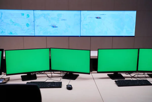 Boş Yeşil Ekranlı Büyük Modern Güvenlik Kontrol Odasının Içi Birden — Stok fotoğraf