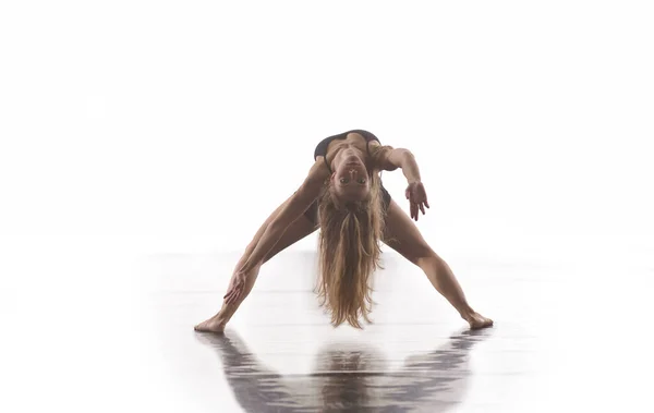 Jonge Mooie Vrouwelijke Sportieve Danser Zwarte Panty Uitvoeren Van Moderne — Stockfoto