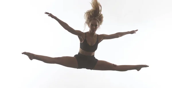 Νεαρή Όμορφη Γυναικεία Σπορ Χορεύτρια Μαύρο Καλσόν Εκτελεί Σύγχρονο Στυλ — Φωτογραφία Αρχείου