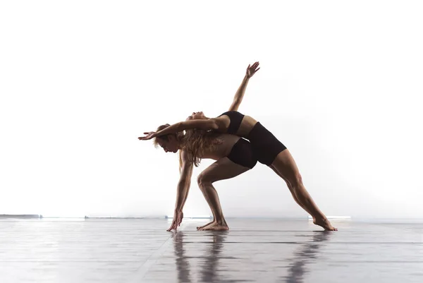 Couple Jeunes Partenaires Danse Sportive Collants Noirs Exécutant Ballet Style — Photo