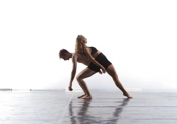 Pareja Jóvenes Compañeros Baile Atlético Medias Negras Realizando Ballet Estilo —  Fotos de Stock