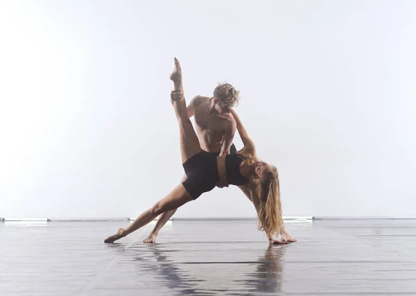 Casal Jovens Parceiros Dança Atlética Meias Pretas Realizando Balé Estilo — Fotografia de Stock