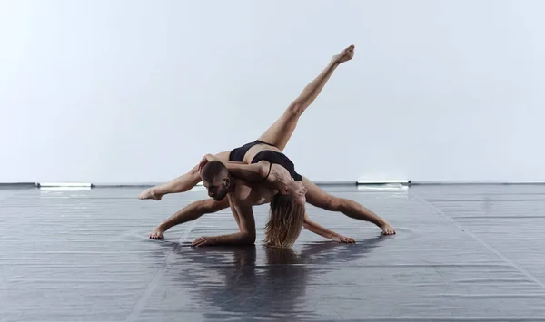 Fiatal Atlétikai Táncpartnerek Fekete Harisnyában Modern Stílusú Balettet Játszanak Akrobatikus — Stock Fotó