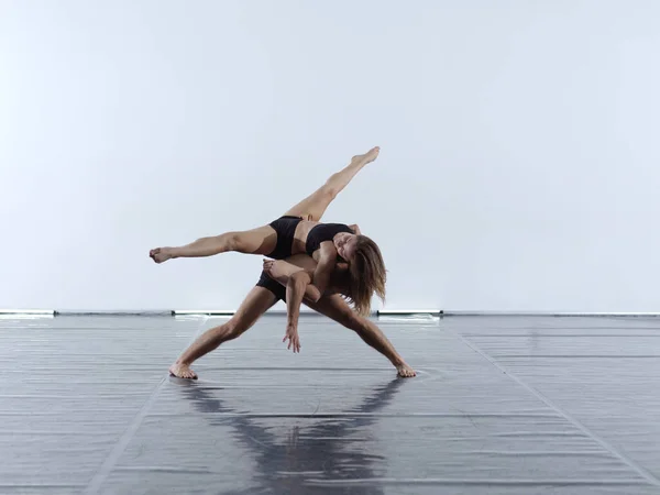 Fiatal Atlétikai Táncpartnerek Fekete Harisnyában Modern Stílusú Balettet Játszanak Akrobatikus — Stock Fotó