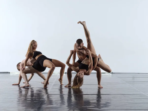 Grupo Jóvenes Compañeros Baile Atlético Medias Negras Realizando Ballet Estilo — Foto de Stock