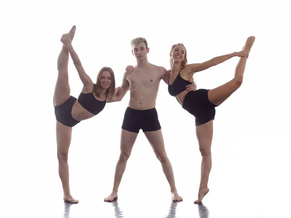 Grupo Jovens Parceiros Dança Atlética Meias Pretas Realizando Balé Estilo — Fotografia de Stock