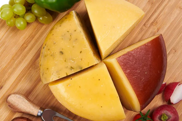 木の背景に地元の農場の品揃えで生産有機チーズ健康的なグルメ食品 — ストック写真