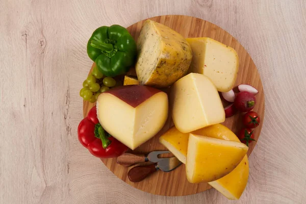 木の背景に地元の農場の品揃えで生産有機チーズ健康的なグルメ食品 — ストック写真