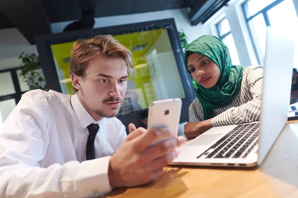 Internationales Multikulturelles Businessteam Mann Und Afrikanische Muslimin Mit Grünem Hidschab — Stockfoto