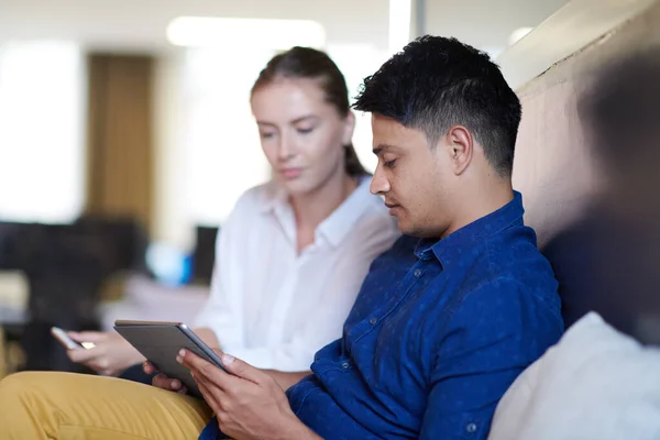 Multi Etnische Zakenmensen Indiase Man Met Een Vrouwelijke Collega Werkt — Stockfoto