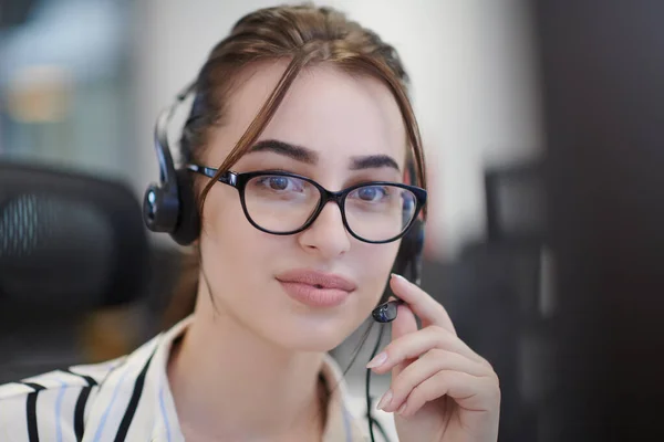 Business Technology Concept Hulplijn Vrouwelijke Operator Met Hoofdtelefoon Call Center — Stockfoto