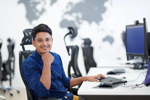Casual Indian Affärsman Som Arbetar Stationär Dator Modern Öppen Planlösning — Stockfoto