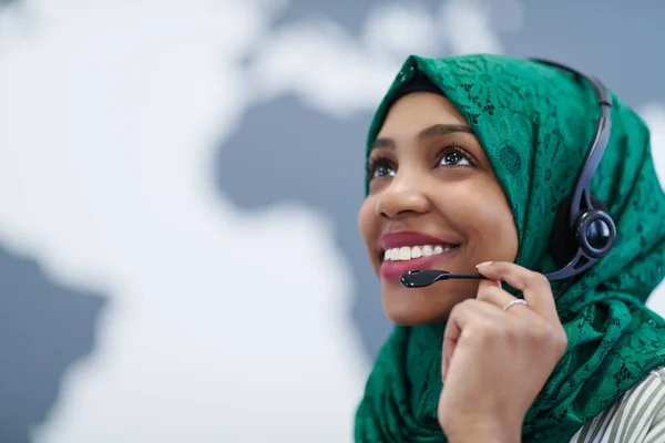 Afrikaanse Moslim Vrouw Met Groene Hijab Sjaal Klant Vertegenwoordiger Zakelijke — Stockfoto
