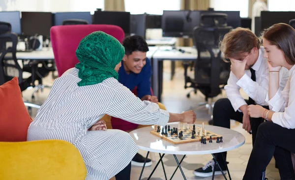 在现代创业办公室休息的同时下棋的多种族商业群体 — 图库照片