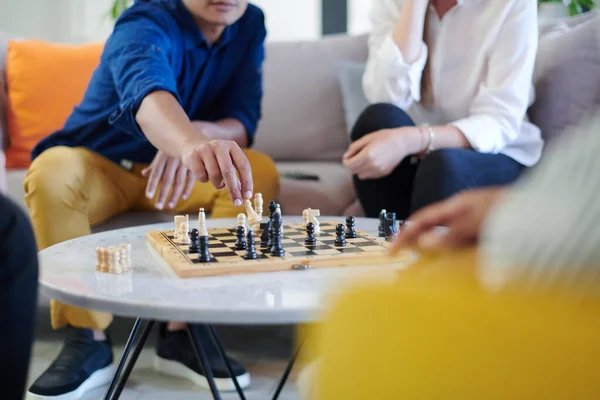 Multiethnische Gruppe Von Geschäftsleuten Die Schach Spielen Während Sie Ruhebereich — Stockfoto