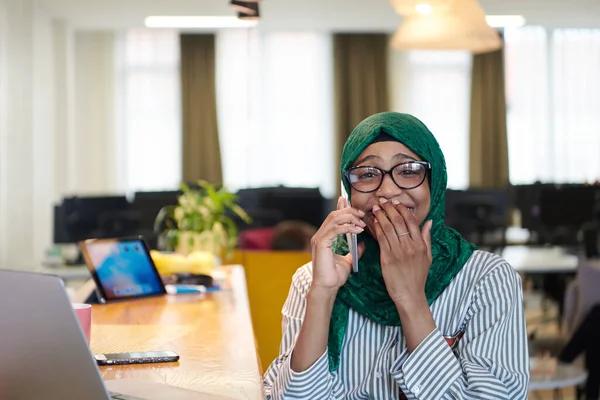 Afrikalı Müslüman Kadını Yeşil Başörtüsü Takıyor Cep Telefonu Kullanıyor Modern — Stok fotoğraf