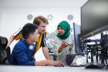 Çok ırklı bir girişim olan Arap kadın takımı, modern açık planlı ofis iç mekanlarında buluşmaya tesettüre girdi. Beyin fırtınası yaptı, dizüstü bilgisayar ve bilgisayar üzerinde çalıştı.
