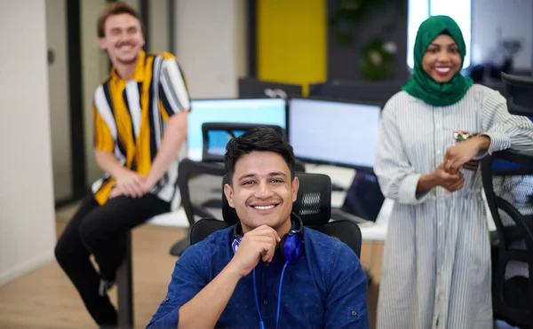 在现代开放式办公计划办公室 头脑风暴 笔记本电脑和台式计算机上工作的阿拉伯妇女头戴头巾 — 图库照片