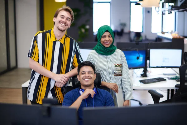 Multietnisk Opstart Business Team Arabisk Kvinde Iført Hijab Møde Moderne - Stock-foto