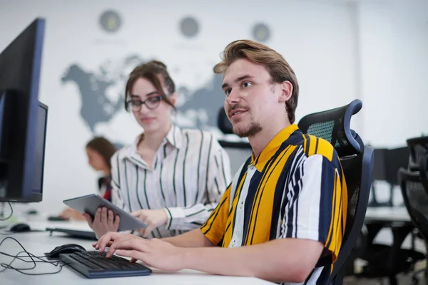 Geschäftspaar Arbeitet Modernem Großraumbüro Projekt Mit Tablet Und Desktop Computer — Stockfoto