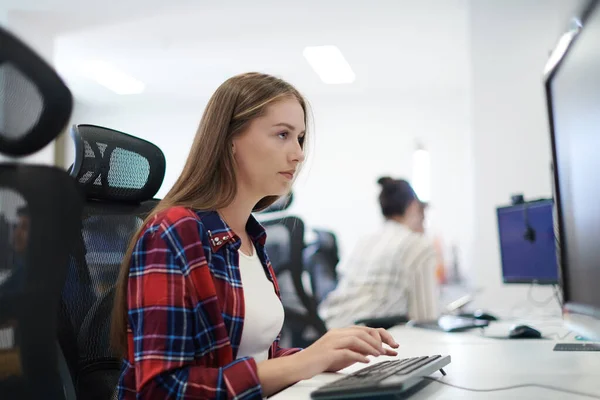 Mulher Negócios Casual Trabalhando Computador Desktop Moderno Plano Aberto Startup — Fotografia de Stock