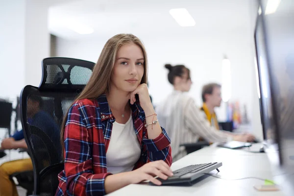 Mulher Negócios Casual Trabalhando Computador Desktop Moderno Plano Aberto Startup — Fotografia de Stock