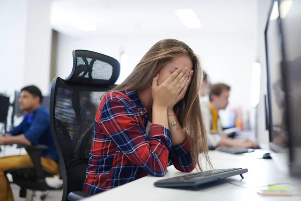 現代的なオープンプランのスタートアップオフィスでデスクトップコンピュータに取り組んでいる間に休憩を取る疲れカジュアルなビジネス女性インテリア締め切りストレスコンセプト — ストック写真