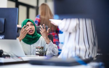 Çok ırklı bir girişim olan Arap kadın takımı, modern açık planlı ofis iç mekanlarında buluşmaya tesettüre girdi. Beyin fırtınası yaptı, dizüstü bilgisayar ve bilgisayar üzerinde çalıştı.